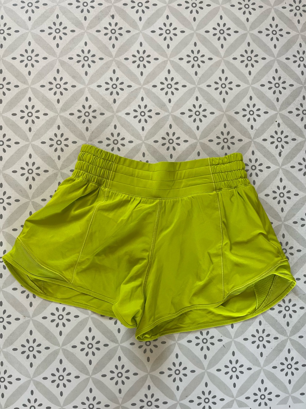 lululemon hotty hot short 2.5” inseam size  4 - lichen lime